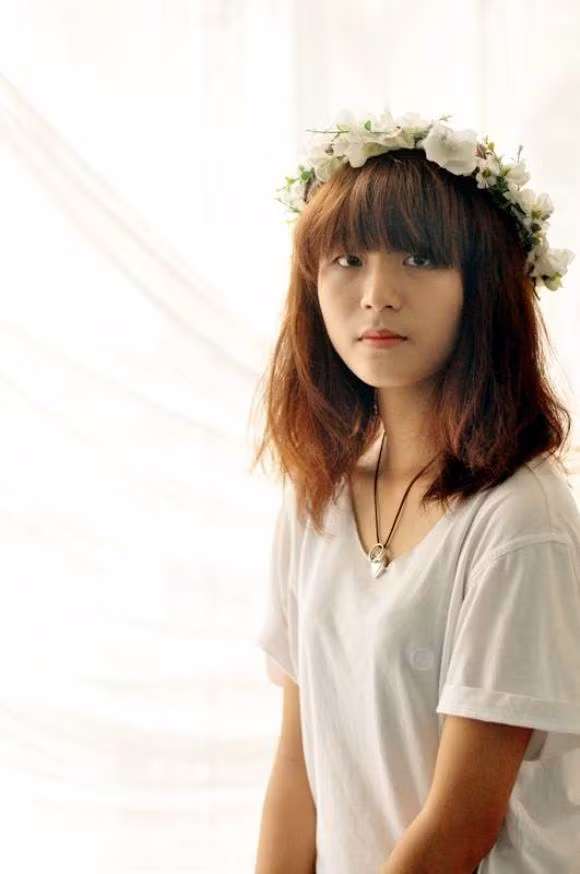 Linh Kett tên thật là Bảo Linh, sinh năm 1995, đang theo học tại Khoa Tư tưởng Hồ Chí Minh, Học viện Báo chí Tuyên truyền Hà Nội. Cô cũng là thành viên tích cực của Ban Truyền thông - Đối ngoại, Đội Văn nghệ xung kích của trường. Bản thân Linh là cô gái năng động khi tham gia một số phim ngắn, làm mẫu ảnh,...