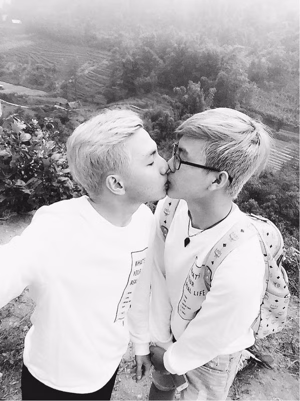 Ngắm nhìn những hình ảnh thân thiết, khoảnh khắc ngọt ngào giữa Bá Trí và Hoàng Sơn, thật khó tin khi biết cặp đôi này mới chính thức yêu nhau được hơn 1 tháng. Quen biết nhau từ trước, chơi như những người bạn, thấu hiểu nhau nên đôi bạn đã sớm thân thiết, thích gần gũi nhau như vậy.