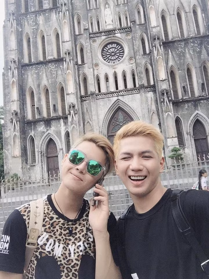 Mới yêu nhau chưa lâu nhưng đã “say như điếu đổ”, Bá Trí và Hoàng Sơn khiến không ít bạn bè trong cộng đồng LGBT phải ghen tị, ngưỡng mộ. Cặp đôi mạnh dạn công khai giới tính, mạnh dạn đến với nhau và tận hưởng niềm vui, hạnh phúc thực sự… điều mà không phải bạn trẻ đồng tính nào cũng có thể làm được.