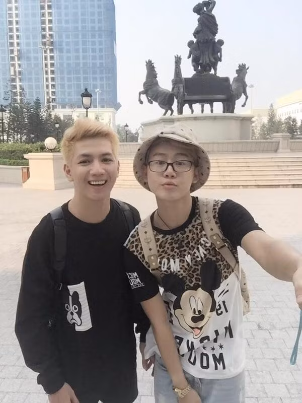 Có sở thích là đi du lịch nên vừa chính thức yêu nhau chưa lâu, Trí và Sơn đã cùng nhau đi du lịch Hà Nội và Sa Pa. Chuyến đi với đầy ắp kỷ niệm được lưu giữ lại dưới dạng những bức ảnh, trong đó có nhiều khoảnh khắc cặp đôi này vô tư thể hiện tình cảm với nhau.