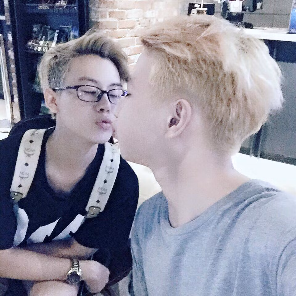 Hoàng Sơn từng nổi tiếng trên mạng với một món bánh rất ngon miệng, sau một lần Trí đặt bánh của Sơn, hai người gặp nhau ở bên ngoài và… thích nhau từ đó. Hiện ngoài đi học, Trí và Sơn cùng nhau kinh doanh trên mạng và có một khoản thu nhập hàng tháng không nhỏ.