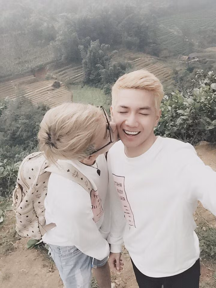 Cả hai đều là những gương mặt quen thuộc với cộng đồng LGBT ở Sài Gòn với lượng người theo dõi trên mạng khá lớn.