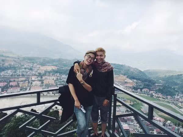 Bá Trí và Hoàng Sơn cùng sinh năm 1995, hiện đang sinh sống tại TP HCM. Bá Trí hiện là sinh viên năm thứ ba ngành kiến trúc, còn Hoàng Sơn lại có đam mê với sân khấu kịch.