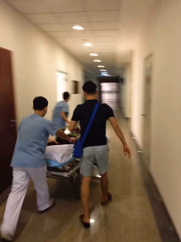 Ca si Que Van tu tu phai cap cuu trong dem