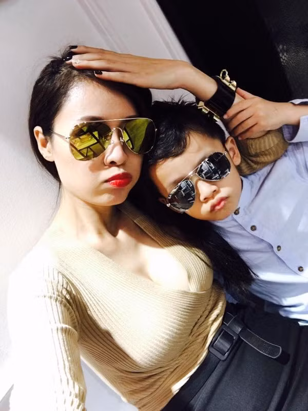 Quế Vân từng khiến mọi người bất ngờ khi đăng tải hình ảnh chụp cùng con trai trên trang cá nhân, kèm theo lời chúc phúc gửi đến chồng cũ và người vợ mới của anh.