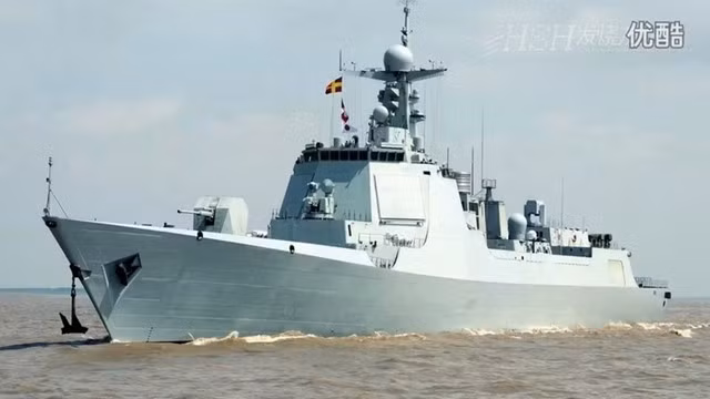 Tàu có chiều dài 156 m, rộng 18 m, mớn nước 6,5 mét, lượng giãn nước 7.500 tấn. Type-052D được trang bị hệ thống động lực CODOG (kết hợp diesel - tuabin khí), tốc độ tối đa 30 hải lý/giờ, thủy thủ đoàn 280 người. Ảnh: HSH.