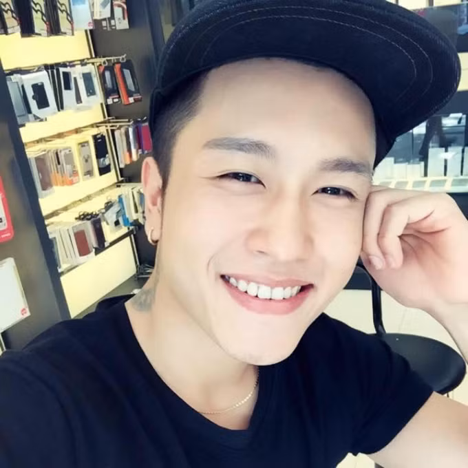 Lee Phạm tên thật là Phạm Duy Vũ, sinh năm 1990 hiện đang sinh sống và làm việc tại Hà Nội. Duy Vũ rất thích ca hát, anh có nhiều clip cover trên mạng được nhiều bạn trẻ chuyền tay nhau. Trong đó clip “Vợ người ta” hiện đang nổi bật với số lượt xem khá lớn.