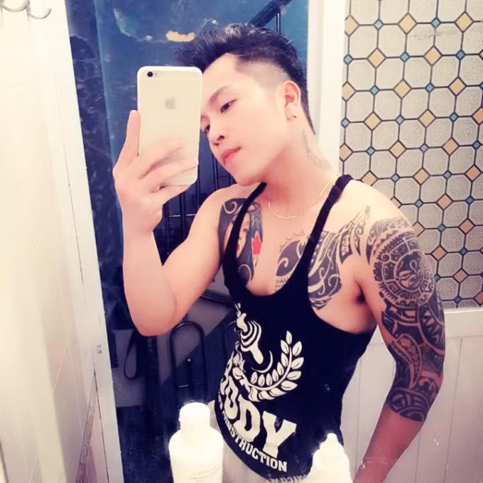 Có giọng hát khá hay, Duy Vũ luôn tự tin hát “chay” và thể hiện nhiều cảm xúc trên khuôn mặt khi hát. Vẻ bảnh trai của anh cũng là đặc điểm hấp dẫn các khán giả trẻ khi xem clip.