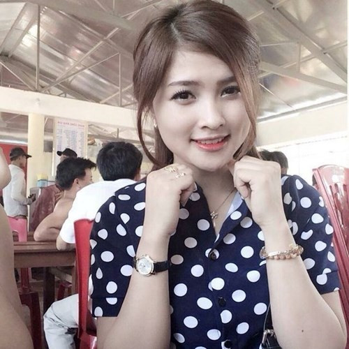 Theo tìm hiểu cô gái được đặt biệt danh “hot girl chăn bò” tên thật là T.Linh, đến từ Thanh Hóa, hiện đang sinh sống và học tập tại Hà Nội. Dù cũng được khen ngợi là khuôn mặt mang nhiều nét xinh xắn nhưng sau bức ảnh chụp tại đồng cỏ với đàn bò, T.Linh lại bị chê bai vì trang điểm quá đậm, cầu kỳ khi đi lao động.