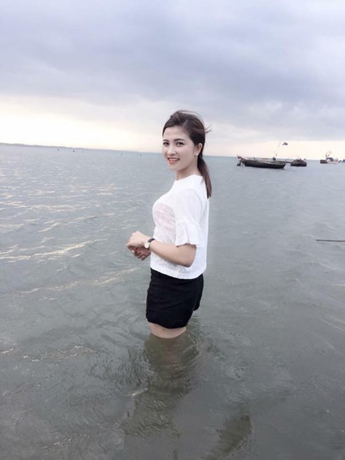 Thậm chí T.Linh còn bị chê bai là sống ảo, cố ý trang điểm đậm cho xinh đẹp, mặc quần áo nông dân để ra đồng chụp ảnh tự sướng, “làm màu” với bạn bè. Dân mạng còn soi ra, T.Linh đã sử dụng đến một vài phần mềm chỉnh sửa để giúp khuôn mặt của mình xinh đẹp, ăn ảnh hơn.