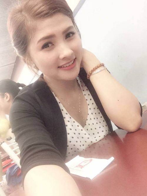 Bức ảnh gây sốt mới đây được T.Linh chụp trong một lần về quê. Và dù có phải T.Linh làm công việc chăn bò thật hay không nhưng hình ảnh “tự sướng” của cô nàng với sự đối lập giữa khuôn mặt đầy phấn son và trang phục lam lũ cũng khiến nhiều bạn trẻ “ngứa mắt”.