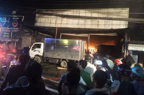 Trang dem cuu hoa cua hang nem, noi that chay, no “nhu bom”-Hinh-2