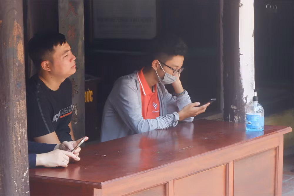 Trước dịch bệnh diễn biến phức tạp, mọi người dân cần tự nâng cao ý thức bảo vệ sức khỏe và hạn chế đến những chỗ đông người. Xem thêm video: Không đeo khẩu trang ra đường, phạt nặng!. Nguồn: VTC NOW.