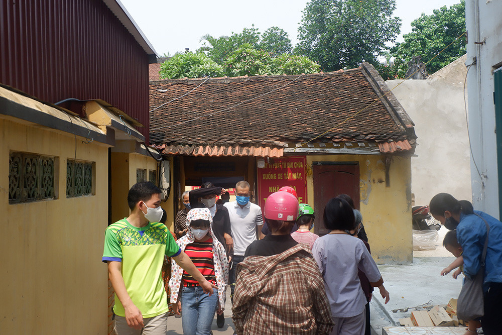 Cổng chính và cổng phụ chùa Phúc Khánh đều “cửa đóng then cài”, phía ngoài có dán thông báo về lễ vu lan trực tuyến. 