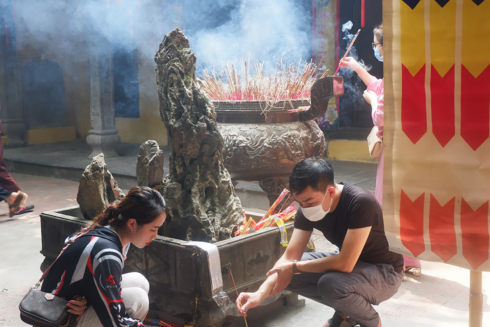 Nhưng trong tình hình dịch bệnh COVID-19 đang diễn ra phức tạp thì việc không đeo khẩu trang là hết sức nguy hiểm, nhất là ở những nơi đông người.