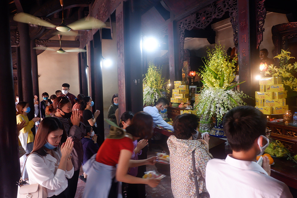 Nhìn chung, mọi người đã có ý thức đeo khẩu trang khi đến chỗ đông người nhưng vẫn còn khá nhiều người đi lễ không đeo khẩu trang. 