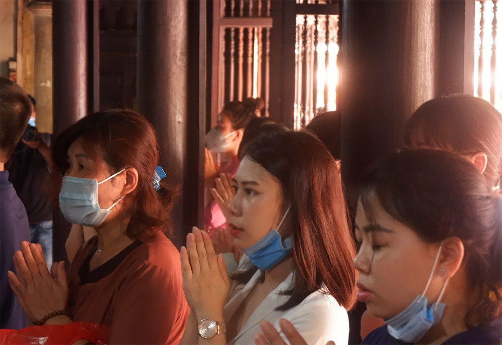 Nguoi dan khong deo khau trang, bat chap dich COVID-19 tai chua Phuc Khanh-Hinh-2