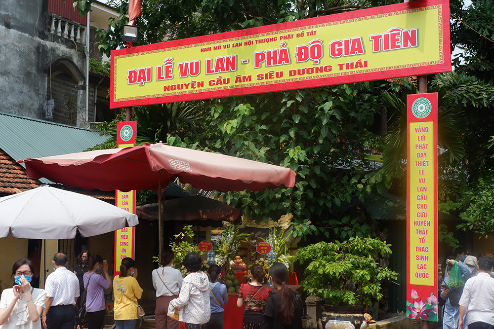 Được biết, tối 14/7 (âm lịch) tức ngày 1/9 dương lịch, lễ Vu Lan diễn ra tại chùa Phúc Khánh khá đơn giản và hạn chế phật tử. Cổng chùa đã đóng từ rất sớm, chỉ có những phật tử chấp táp có nhiệm vụ mới được vào chùa.