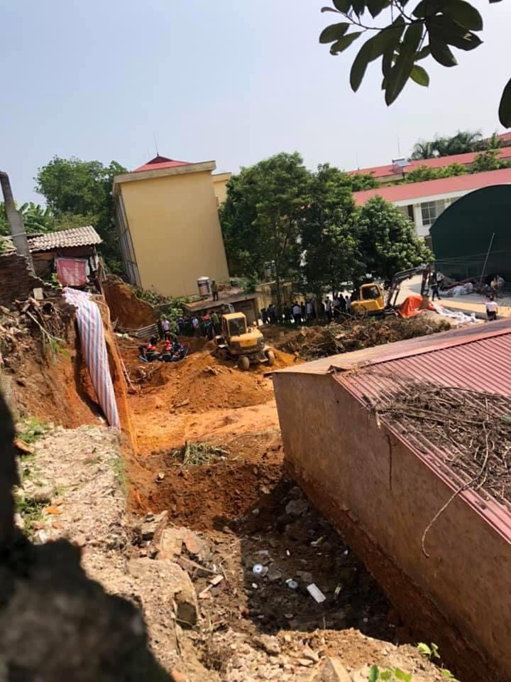 Lý giải nguyên nhân khiến taluy bị sập khiến 4 người tử vong, ông Hồ Đại Dũng - Phó Chủ tịch UBND tỉnh Phú Thọ cho biết, do yếu tố thời tiết mấy ngày vừa qua mưa nhiều, trong khi đó nền đất ở đây không ổn định. Trong quá trình thi công móng kè taluy, toàn bộ đất đổ ụp xuống.
