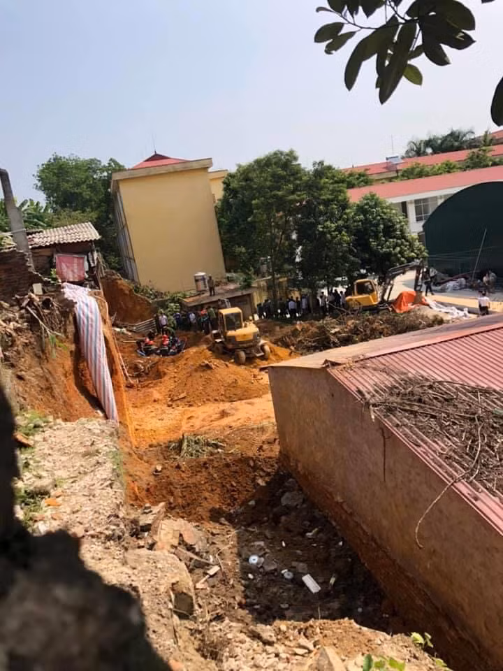Lý giải nguyên nhân khiến taluy bị sập khiến 4 người tử vong, ông Hồ Đại Dũng - Phó Chủ tịch UBND tỉnh Phú Thọ cho biết, do yếu tố thời tiết mấy ngày vừa qua mưa nhiều, trong khi đó nền đất ở đây không ổn định. Trong quá trình thi công móng kè taluy, toàn bộ đất đổ ụp xuống.