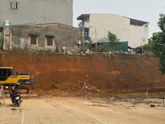 Liên quan đến vụ việc đau lòng, ông Bùi Văn Quang - Chủ tịch UBND tỉnh Phú Thọ đã chỉ đạo các cơ quan chức năng nhanh chóng khắc phục sự cố, yêu cầu hỗ trợ các gia đình có người bị nạn, di dời các hộ dân xung quanh có nguy cơ sạt lở.