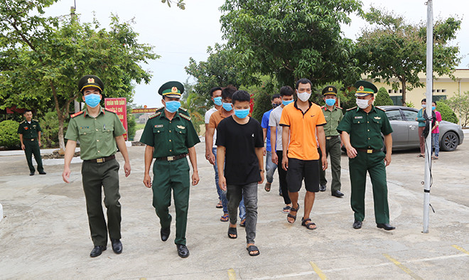  2. Triệt phá đường dây đưa 16 người trốn sang Trung Quốc: Ngày 9/9, Công an tỉnh Hà Tĩnh cho biết, vừa triệt phá đường dây đưa 16 người trốn sang Trung Quốc. trong số 16 người này, có 6 người do đối tượng Phạm Đình Thịnh, SN 1990, ở xã Kỳ Thọ, huyện Kỳ Anh là người tổ chức dẫn đường trốn sang Trung Quốc; 4 người do đối tượng Trần Văn An, quê ở tỉnh Thanh Hóa tổ chức dẫn đường trốn sang Trung Quốc trái phép và 6 người còn lại đã liên hệ với nhà xe để tìm đường trốn sang Trung Quốc.