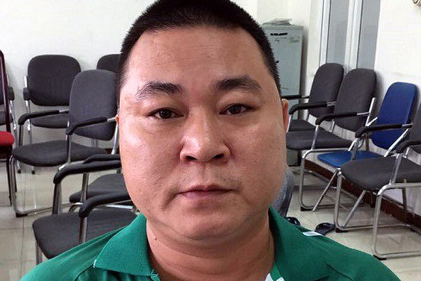  3. Đấm gục công an rồi trốn truy nã, đối tượng có 5 tiền án đã bị bắt: Ngày 9/9, Công an quận Hà Đông (Hà Nội) đã bắt giữ Nguyễn Văn Hải (tức Hải “bát giới”, SN 1982, trú tại phường Hà Cầu, quận Hà Đông) khi đang lẩn trốn tại tỉnh Bắc Ninh. Hải là đối tượng bị truy nã về tội “Chống người thi hành công vụ” từ ngày 21/8. Đối tượng Nguyễn Văn Hải đã có 5 tiền án về tội “Gây rối trật tự công cộng”.