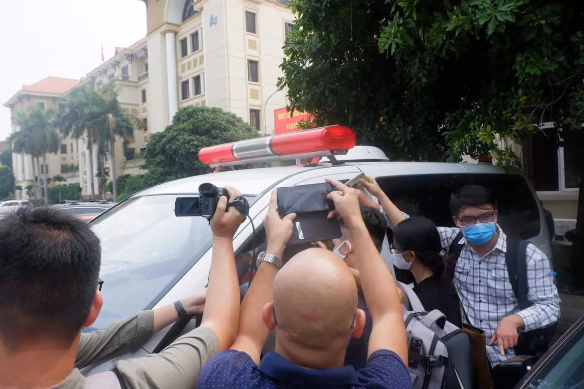 Ông Hải tiết lộ: "Tôi mới nhận 33 triệu đồng do 1 người bạn và 1 cặp vợ chồng ở nước ngoài gửi cho, họ nói là để đổ xăng. Tôi nói tiền đổ xăng tôi có rồi! 33 triệu ấy sẽ cho 33 người tôi chở, mỗi người 1 triệu đồng khi về nhà. Có anh em bảo sức đâu mà chạy xe cứu thương ra Bắc vào Nam. Tôi sẽ cố gắng làm khi tôi rảnh và còn sức".