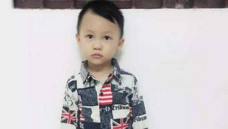  5. Hàng trăm người tìm kiếm bé trai 4 tuổi mất tích: Ngày 8/9, Công an huyện Xuân Lộc, tỉnh Đồng Nai cho biết vẫn đang truy tìm bé trai mất tích là Trần Vũ Tuấn Khoa (4 tuổi, ngụ tại ấp Thọ Xuân, huyện Xuân Lộc). Trước đó, khoảng 10h30 ngày 6/9, mẹ cháu Khoa phát hiện con trai không có trong nhà, phía cổng trước mở nên vội đi tìm. Hàng xóm cùng gia đình tỏa đi các nơi tìm kiếm nhưng không có kết quả. 