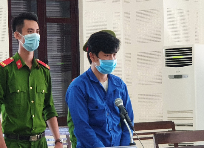  6. Tuyên án kẻ hiếp dâm 2 con riêng của vợ hờ khiến 1 cháu sinh con: Ngày 8/9, TAND TP Đà Nẵng đã tuyên phạt 10 năm tù với bị cáo Huỳnh Ngọc Tân (38 tuổi, trú phường Hòa Khê, quận Thanh Khê, TP Đà Nẵng) với 3 tội danh “Hiếp dâm”, “Hiếp dâm người dưới 16 tuổi” và “Dâm ô đối với người dưới 16 tuổi”. 