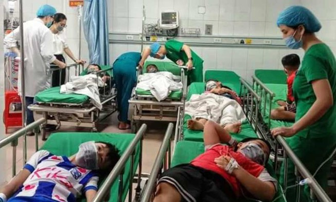  4. Phá tổ ong trong sân trường, 16 học sinh nhập viện: Ngày 8/9, 16 học sinh Trường Tiểu học Nghi Phú (xã Nghi Phú, TP Vinh, Nghệ An)- bị ong chích đang được cấp cứu, điều trị vết thương ở BV Đa khoa 115 Nghệ An. Vào khoảng 9 giờ sáng cùng ngày, trong giờ ra chơi một vài học sinh nghịch ngợm lấy dép ném tổ ong trên cây trong sân trường khiến ong bay xuống chích vào người nhiều em.