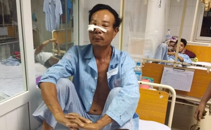  7. Đánh hàng xóm trọng thương vì cống thoát nước bị tắc: Ngày 9/8, Công an huyện Quỳnh Lưu (Nghệ An) đã quyết định khởi tố vụ án, khởi tố bị can đối với Trần Đình Thiên (SN 1982, trú tại xã Quỳnh Long, Quỳnh Lưu) về tội "Cố ý gây thương tích". Tranh cãi vì chiếc cống bị tắc, giữa anh Trần Đình Hùng (SN 1972 trú cùng địa phương) và Thiên xảy ra mâu thuẫn. Bực tức Thiên dùng búa đánh nạn nhân thương tích 30%.