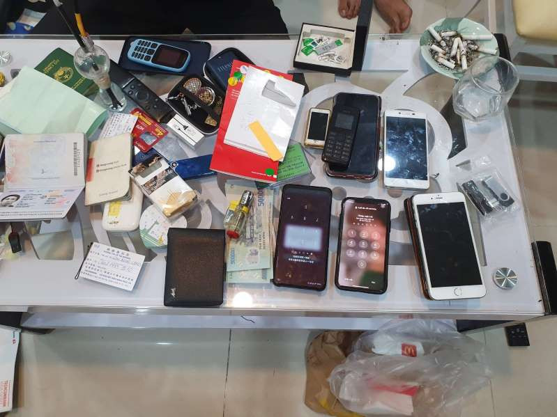 Theo điều tra ban đầu, thời gian qua trên địa bàn tỉnh Quảng Nam liên tục xảy ra nhiều vụ lừa đảo bằng hình thức gọi điện mạo danh công an, viện kiểm sát đe dọa người nghe có liên quan đến các vụ án yêu cầu cung cấp thông tin tài khoản và thực hiên chuyển tiền. Có 5 bị hại ở Quảng Nam bị chiếm đoạt số tiền gần 7 tỷ đồng. &gt;&gt;&gt; Xem thêm video: Giả danh công an, nửa đêm vào nhà dân đọc lệnh bắt người. Nguồn: VTC 1.