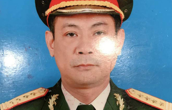  Giả danh tướng quân đội lừa đảo: Ngày 24/2, Cơ quan An ninh điều tra (ANĐT) Công an thành phố Hà Nội cho biết, đã kết thúc điều tra, chuyển hồ sơ đến Viện KSND cùng cấp đề nghị truy tố 14 bị can về tội lừa đảo chiếm đoạt tài sản. Trong số này có Hoa Hữu Long (56 tuổi) và Cao Thị Kim Loan (48 tuổi, vợ Long, cùng ngụ quận Bắc Từ Liêm, Hà Nội).