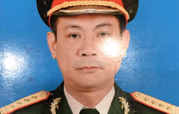  Giả danh tướng quân đội lừa đảo: Ngày 24/2, Cơ quan An ninh điều tra (ANĐT) Công an thành phố Hà Nội cho biết, đã kết thúc điều tra, chuyển hồ sơ đến Viện KSND cùng cấp đề nghị truy tố 14 bị can về tội lừa đảo chiếm đoạt tài sản. Trong số này có Hoa Hữu Long (56 tuổi) và Cao Thị Kim Loan (48 tuổi, vợ Long, cùng ngụ quận Bắc Từ Liêm, Hà Nội).