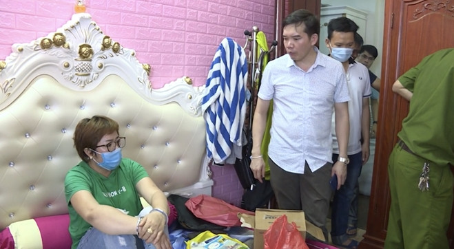  6. Khởi tố vụ án vụ bố đẻ và người tình bạo hành con gái: Ngày 7/9, Cơ quan điều tra Công an thị xã Từ Sơn, Bắc Ninh đã khởi tố vụ án, tạm giữ hình sự đối với Lê Thị Nương, SN 1984, ở huyện Mỹ Đức, TP Hà Nội và Đặng Trung Kiên bố đẻ cháu bé để điều tra hành vi chống người thi hành công vụ. Nương là đối tượng đã giữ cháu Đặng Ngọc Anh, 6 tuổi, trú ở khu phố Tân Lập, phường Đình Bảng, thị xã Từ Sơn khiến CBCS Công an Bắc Ninh phải phá cửa, đột nhập giải cứu vào ngày 6/9.