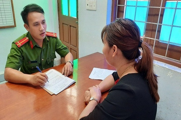  4. Giận chồng, vợ giấu tiền vàng ở vườn hàng xóm rồi báo trộm: Ngày 7/9, Công an huyện Lệ Thủy, Quảng Bình cho biết, vừa làm rõ vụ kẻ trộm đã tháo ngói đột nhập vào nhà lấy 200 triệu tiền mặt, máy tính xách tay và một số nhẫn, dây chuyền vàng ở xã Mỹ Thủy. Quá trình làm việc, công an thấy người vợ là chị N.T.H.X có nhiều biểu hiện nghi vấn nên đã triệu tập đấu tranh, sau đó chị X. cũng thừa nhận mình đã gây ra vụ trộm là do giận chồng.