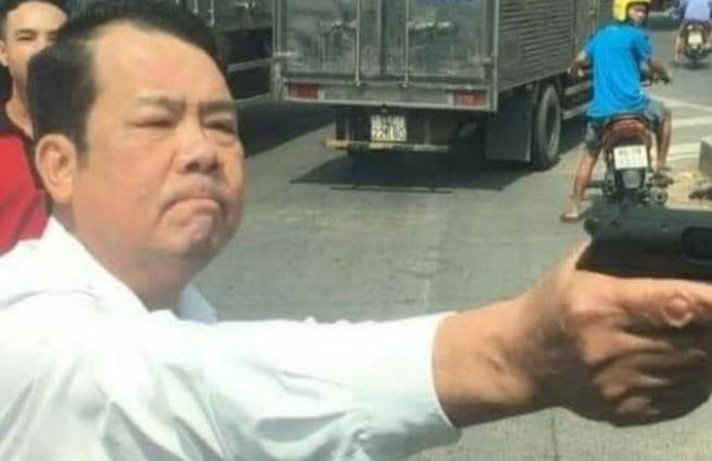 Bat khan cap doi voi Giam doc cam sung de doa tai xe lai xe