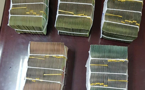  Bắt "bà trùm" đường dây lô đề giao dịch 1,2 tỷ đồng/ngày: Ngày 15/8, Công an tỉnh Thanh Hóa cho biết đã triệt phá đường dây đánh bạc dưới hình thức ghi lô, đề quy mô lớn do Trần Thị Hà (SN 1973; ngụ phường Điện Biên, TP Thanh Hóa) cầm đầu. Khám xét nơi ở của Trần Thị Hà, công an đã thu giữ 350 triệu đồng tiền mặt, 9 điện thoại di động và nhiều tang vật có liên quan đến việc tổ chức đánh bạc dưới hình thức lô, đề.