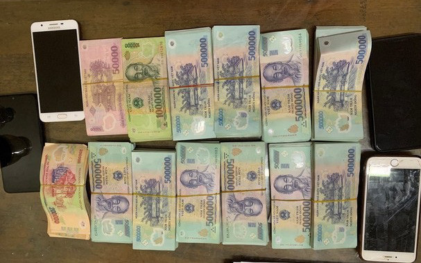 Hà đã lập một đường dây đánh bạc dưới hình thức ghi số lô, số đề có quy mô lớn, hoạt tinh vi như cho "chân rết" sử dụng điện thoại thông minh, áp dụng phần mềm phân tích số hoá để tập hợp các bảng dãy số rồi cho các đối tượng đánh bạc qua tin nhắn Facebook hoặc Zalo với lượng tiền từ 500-700 triệu/lần. Với thủ đoạn này, bình quân mỗi ngày Trần Thị Hà đã tổ chức cho các con bạc đánh lô, đề với số tiền giao dịch khoảng 1,2 tỷ đồng.