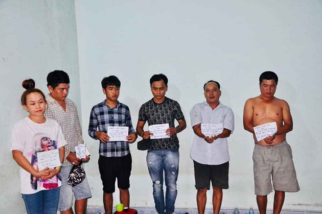 Tại đây, lực lượng Công an huyện bắt quả tang 13 đối tượng đang sát phạt nhau bằng tiền. Tang vật gồm 207 triệu đồng; 1 xe ô tô hiệu Foturner; 5 xe mô tô các loại và nhiều dụng cụ dùng để phục vụ cho việc đánh bạc. Qua điều tra ban đầu, Nguyễn Thị Thảo thừa nhận tổ chức cho các con bạc chơi và thu tiền xâu. Trung bình 1 ngày đối tượng thu từ 500.000 đến 1.000.000 đồng.