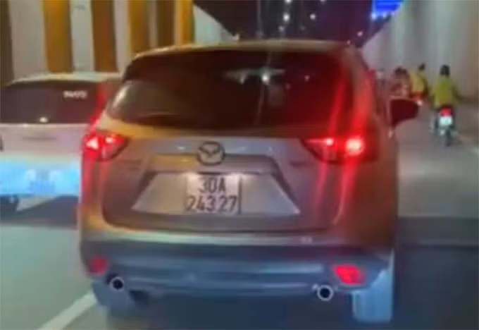 Cai ket cho tai xe di sai lan duoi ham Kim Lien gay nguy hiem