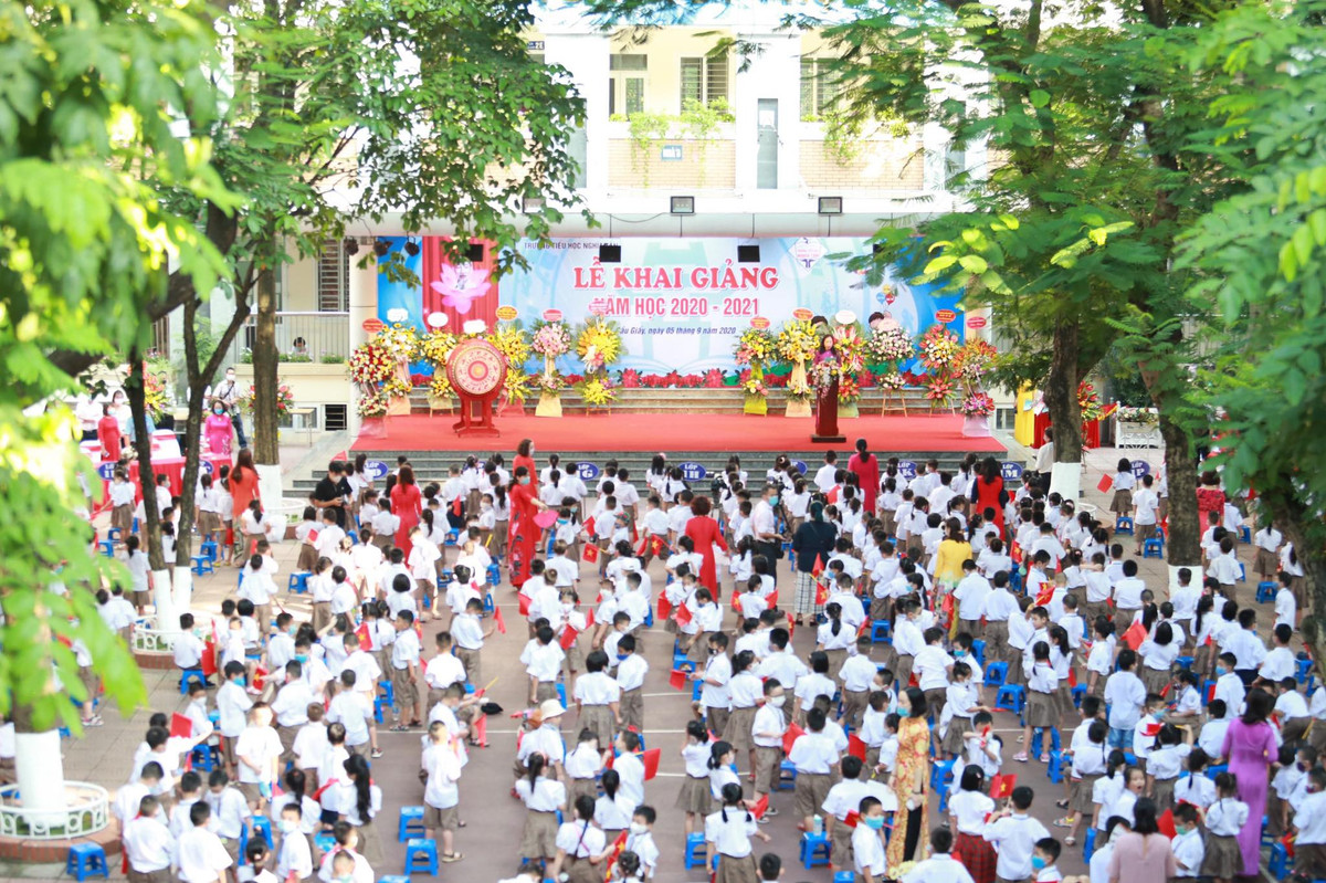 Theo ghi nhận của PV Kiến Thức tại Trường tiểu học Nghĩa Tân quận Cầu Giấy, Hà Nội, học sinh được tham gia buổi lễ khai giảng năm học 2020 - 2021 ngắn gọn, các con ngồi giãn cách bảo đảm trong mùa dịch COVID -19.