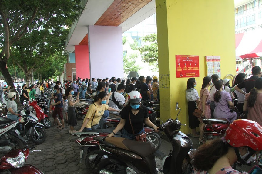 Năm học 2020 - 2021 là một năm học đặc biệt với toàn ngành giáo dục khi đây là năm đầu tiên thực hiện Chương trình phổ thông tổng thể. Song song với công tác dạy và học thì việc phòng chống dịch bệnh COVID-19 vẫn được triển khai đầy đủ ở các nhà trường. 