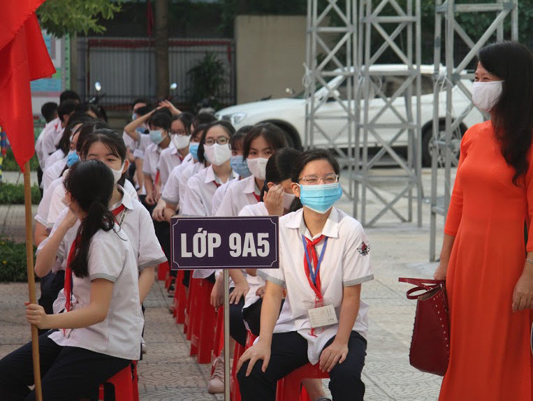 Đến thời điểm này, tất cả các địa phương đã sẵn sàng bước vào năm học mới 2020-2021 với tâm thế chủ động, sáng tạo, tập trung nguồn lực để nâng cao chất lượng giáo dục, tạo tiền đề thực hiện thành công kế hoạch 5 năm 2021-2025 của ngành Giáo dục. Video Khai giảng năm học 2020 đặc biệt của thầy trò ở Mù Căng Chải. Nguồn: VTC 14