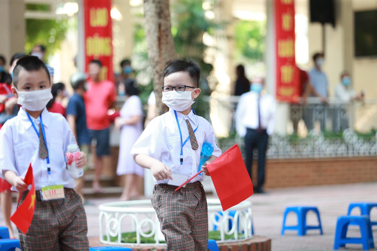 Được biết để đảm bảo cho việc dãn cách trong mùa dịch COVID-19 nhà trường chỉ cho ra ngoài khối lớp 1 và lớp 5.