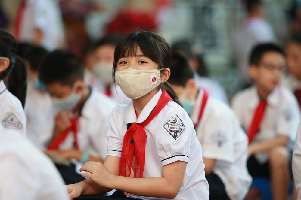 Tất cả học sinh đến trường phải đeo khẩu trang theo đúng quy định.