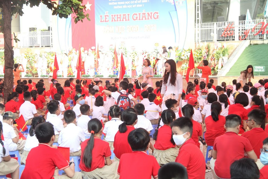 Các trường duy trì thực hiện vệ sinh, khử khuẩn trường, lớp, bàn ghế, đồ chơi, dụng cụ học tập và các đồ vật trong phòng học, tuân thủ các quy định về phòng, chống dịch COVID-19 theo khuyến cáo của Bộ Y tế.