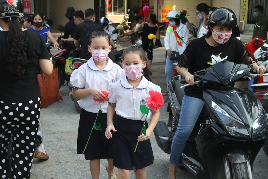 Cũng theo ghi nhận của PV tại trường Tiểu học, Trung học cở Mỹ Đình 1,2 ,nhiều học sinh được phụ huynh đưa đi từ rất sớm.