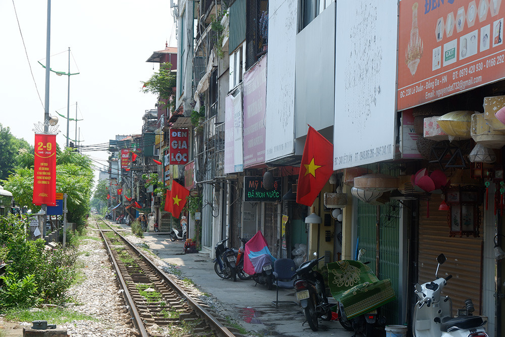 Cờ Tổ quốc được treo khắp các ngõ phố của Thủ đô 